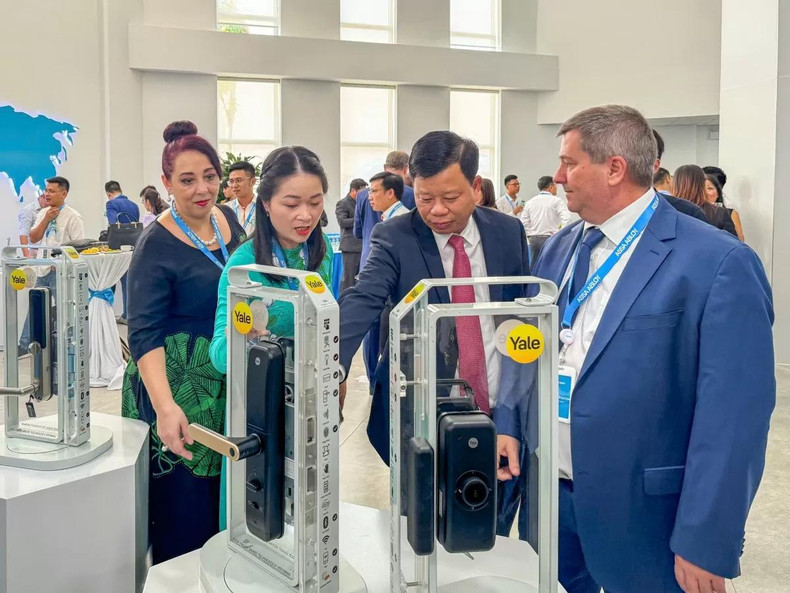 Des produits exposés lors de la cérémonie de l'inauguration de l'usine de ferme-portes Assa Abloy Vietnam. Photo: baohaiphong Des produits exposés lors de la cérémonie de l'inauguration de l'usine de ferme-portes Assa Abloy Vietnam. Photo: baohaiphong