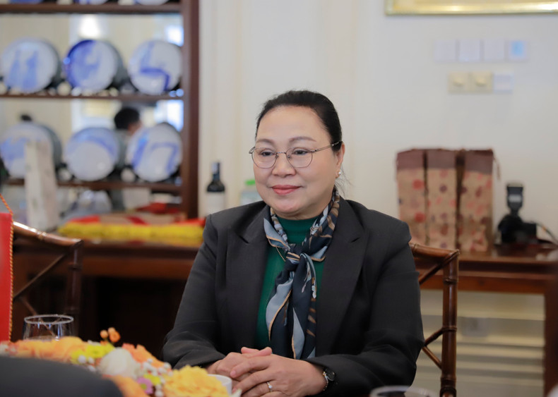 L’ambassadrice laotienne au Vietnam, Khamphao Ernthavanh, a promis de faire de son mieux pour contribuer au renforcement de la coopération bilatérale dans la culture, les sports et le tourisme. Photo : toquoc.vn. L’ambassadrice laotienne au Vietnam, Khamphao Ernthavanh, a promis de faire de son mieux pour contribuer au renforcement de la coopération bilatérale dans la culture, les sports et le tourisme. Photo : toquoc.vn.