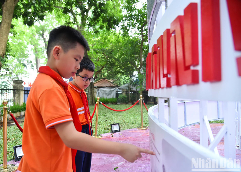 Au-dessous de la peinture panoramique se trouve le déroulement des 56 jours de la campagne avec les informations clés présentées selon l’ordre chronologique, avec des codes QR permettant aux visiteurs de se connecter facilement et rapidement à la page d'informations détaillées. Photo: NDEL.