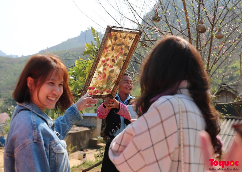 Selon M. Cua, le maintien des cours de fabrication du papier contribue à promouvoir l'identité culturelle de l’ethnie H'Mông, tout en préservant les traditions pour la prochaine génération. Selon M. Cua, le maintien des cours de fabrication du papier contribue à promouvoir l'identité culturelle de l’ethnie H'Mông, tout en préservant les traditions pour la prochaine génération.