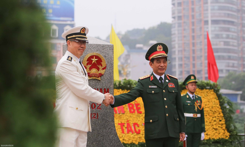Cérémonie de salutation des bornes frontières. Photo: baoquocte.vn.