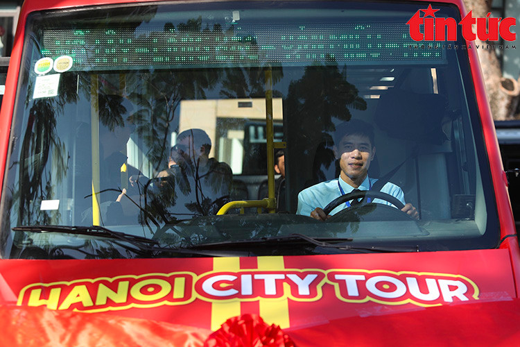 Les touristes peuvent visiter et découvrir 13 destinations : le marché de Dông Xuân, le pont Long Biên, la pagode Trân Quôc, le quai d’hydravion, le temple Vong Thi, la pagode Tao Sach, la pagode Kim Liên, la cité impériale de Thang Long, le mausolée du Président Hô Chi Minh, le Temple de la Littérature (Van Miêu-Quôc Tu Giam), la prison de Hoa Lo et l’opéra de Hanoi. Les touristes peuvent visiter et découvrir 13 destinations : le marché de Dông Xuân, le pont Long Biên, la pagode Trân Quôc, le quai d’hydravion, le temple Vong Thi, la pagode Tao Sach, la pagode Kim Liên, la cité impériale de Thang Long, le mausolée du Président Hô Chi Minh, le Temple de la Littérature (Van Miêu-Quôc Tu Giam), la prison de Hoa Lo et l’opéra de Hanoi.
