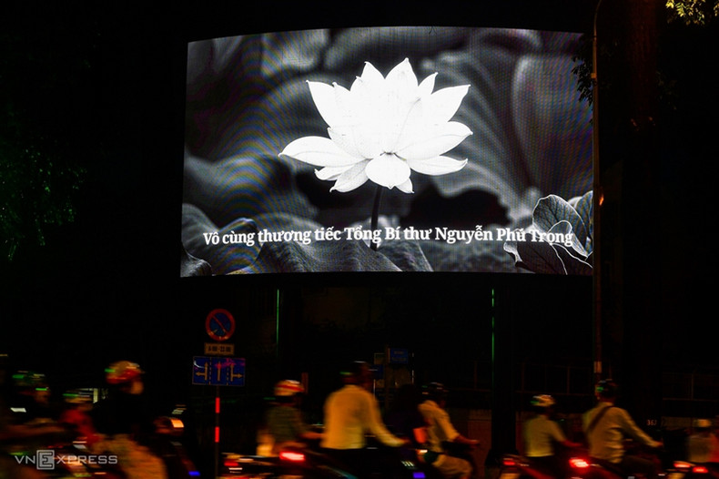 L'écran LED à l'angle de Pasteur - Vo Thi Sau (arrondissement 3) affiche une image d'une fleur de lotus avec les mots “Regrets infinis pour le Secrétaire général Nguyên Phu Trong”. L'écran LED à l'angle de Pasteur - Vo Thi Sau (arrondissement 3) affiche une image d'une fleur de lotus avec les mots “Regrets infinis pour le Secrétaire général Nguyên Phu Trong”.
