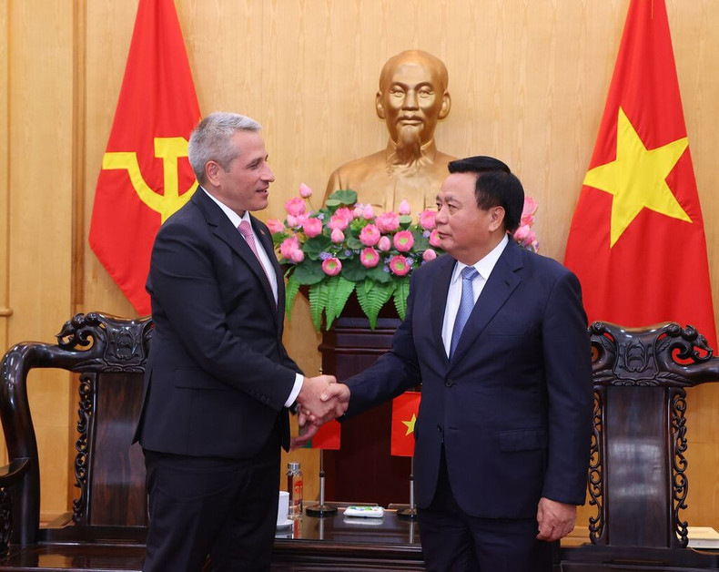 Le membre du Bureau politique et président de l'Académie nationale des sciences politiques Hô Chi Minh, Nguyên Xuân Thang (droite), et l'ambassadeur de Biélorussie au Vietnam, Uladzimir Baravikou, le 1er octobre à Hanoï. Photo: VNA. Le membre du Bureau politique et président de l'Académie nationale des sciences politiques Hô Chi Minh, Nguyên Xuân Thang (droite), et l'ambassadeur de Biélorussie au Vietnam, Uladzimir Baravikou, le 1er octobre à Hanoï. Photo: VNA.