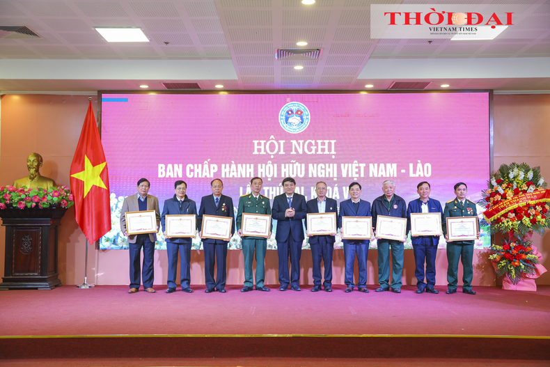 Remise des satisfécits à des collectifs et individus ayant des contributions exceptionnelles au développement de l'Association d'amitié Vietnam – Laos en 2024. Photo : thoidai. Remise des satisfécits à des collectifs et individus ayant des contributions exceptionnelles au développement de l'Association d'amitié Vietnam – Laos en 2024. Photo : thoidai.