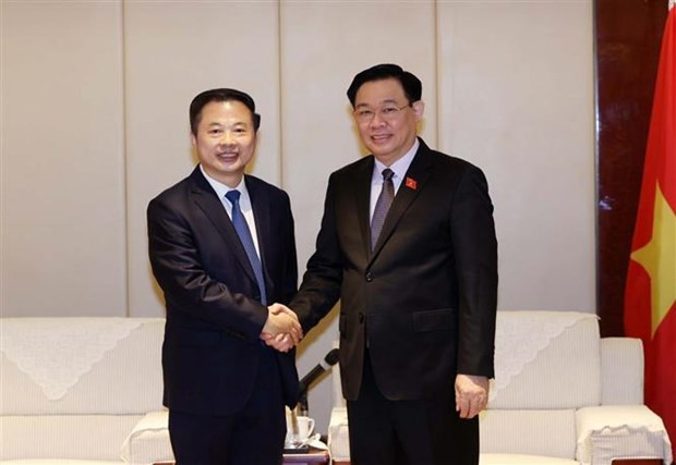 Le Président de l'AN vietnamienne, Vuong Dinh Huê (à droite), et Zhang Tianren, président du groupe Tianneng. Photo : VNA.