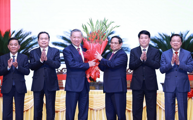 Le membre du Bureau Politique, Premier ministre Pham Minh Chinh (3e à droite) félicite To Lam, élu secrétaire général du Comité central du Parti communiste du Vietnam. Photo : VNA.