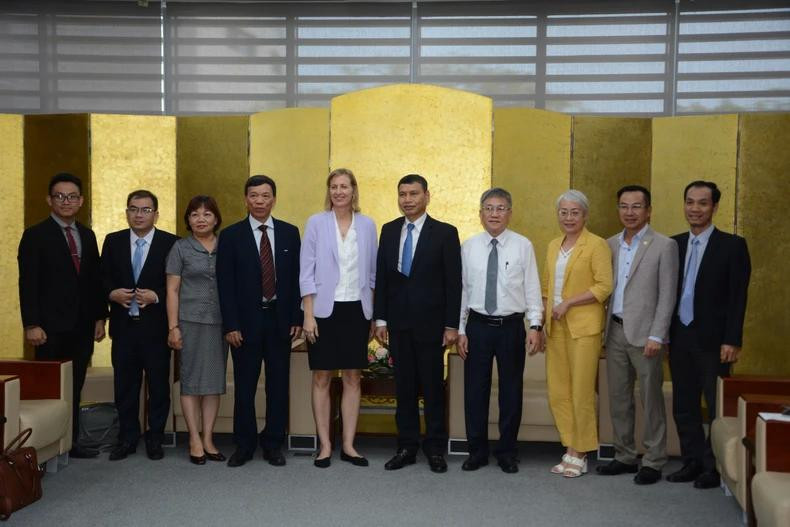 Les deux parties ont souligné l’importance de créer les meilleures conditions possibles aux entreprises étrangères, dont les entreprises américaines, qui souhaitent sonder les opportunités de coopération et d’investissement à Dà Nang, notamment dans les secteurs prioritaires de la ville comme les hautes technologies et les industries de puces électroniques et de semi-conducteurs. Photo : NDEL.