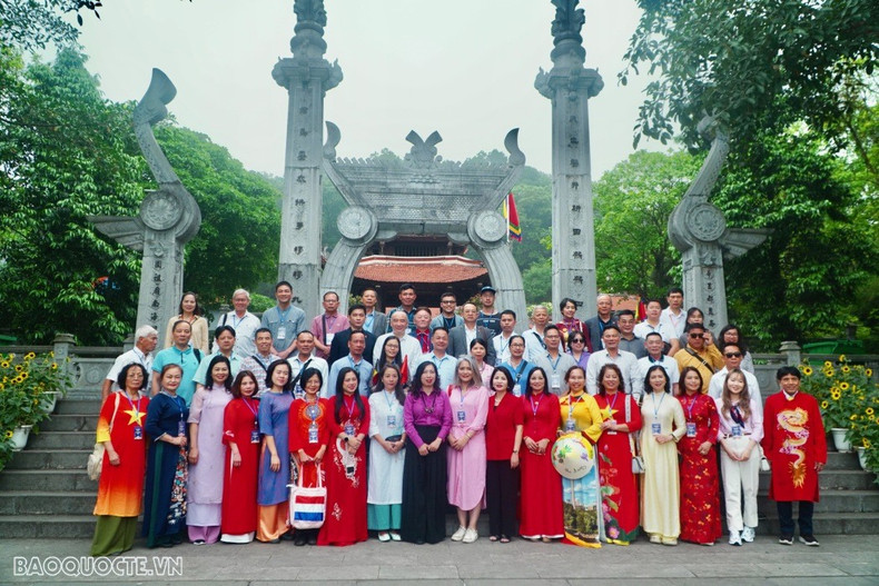 En écho à la Fête des rois Hùng qui a lieu cette année du 9 au 18 avril, soit du 1er au 10e jour du 3e mois lunaire, la province de Phu Tho a lancé le programme touristique « Retour au site du patrimoine mondial de l’UNESCO », en prenant le temple des rois Hùng (rois fondateurs du Vietnam) comme point de départ. Photo: baoquocte.vn.