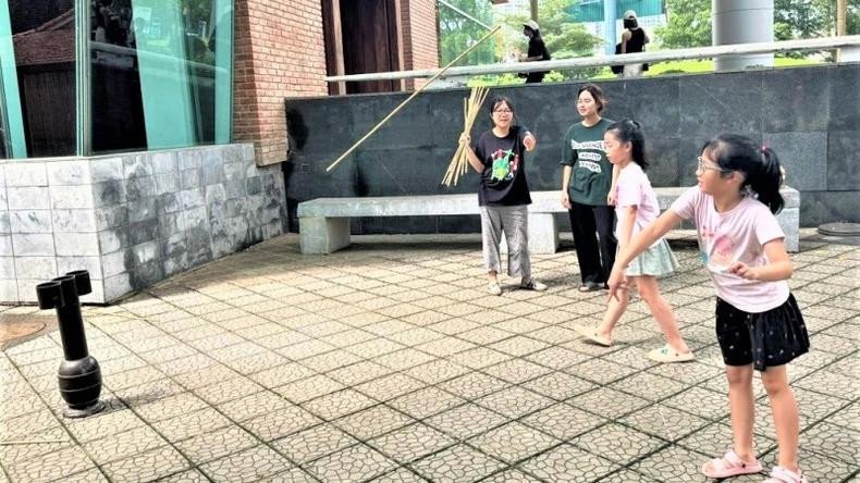 Les enfants ont l'occasion de participer à de nombreux jeux traditionnels du Vietnam et d’autres pays comme : jeu des cases du Vietnam, de l’Indonésie et de la Malaisie, Tuho de la République de Corée, lancer de sacs de haricots du Japon, tir à la corde du Vietnam et de la Thaïlande, jeux de craies de l’Inde et du Pérou, lancer de canettes du Vietnam et des Philippines, etc. Photo: Musée d’ethnographie du Vietnam. Les enfants ont l'occasion de participer à de nombreux jeux traditionnels du Vietnam et d’autres pays comme : jeu des cases du Vietnam, de l’Indonésie et de la Malaisie, Tuho de la République de Corée, lancer de sacs de haricots du Japon, tir à la corde du Vietnam et de la Thaïlande, jeux de craies de l’Inde et du Pérou, lancer de canettes du Vietnam et des Philippines, etc. Photo: Musée d’ethnographie du Vietnam.