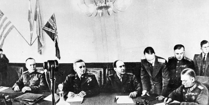 Dans la nuit du 8 mai 1945 (au matin du 9 mai, heure de Moscou), en banlieue de Berlin, l’Allemagne nazie signa l’acte de capitulation sans condition devant l’Union soviétique et les Alliés, marquant la fin de la Seconde Guerre mondiale en Europe. Photo d'archives. Dans la nuit du 8 mai 1945 (au matin du 9 mai, heure de Moscou), en banlieue de Berlin, l’Allemagne nazie signa l’acte de capitulation sans condition devant l’Union soviétique et les Alliés, marquant la fin de la Seconde Guerre mondiale en Europe. Photo d'archives.
