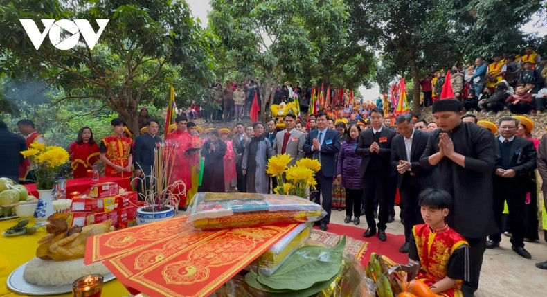 Le 11 novembre 2011, le temple Hai Ba Trung a été classé dans la liste des sites historiques de la province de Son La. Il a été restauré avec une superficie totale de plus de 520 m2. Photo : VOV Le 11 novembre 2011, le temple Hai Ba Trung a été classé dans la liste des sites historiques de la province de Son La. Il a été restauré avec une superficie totale de plus de 520 m2. Photo : VOV