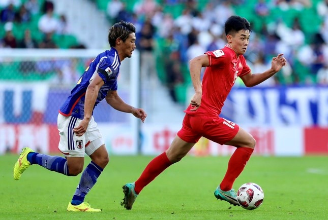L'attatquant Nguyên Dinh Bac (maillot rouge), 20 ans, a causé de nombreuses difficultés à la l'équipe japonaise. Photo : tienphong. L'attatquant Nguyên Dinh Bac (maillot rouge), 20 ans, a causé de nombreuses difficultés à la l'équipe japonaise. Photo : tienphong.