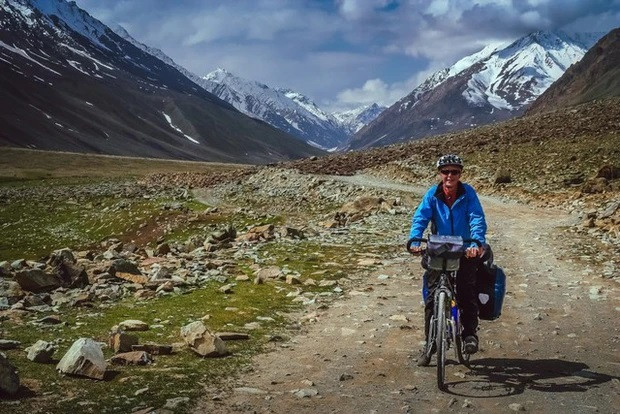 Un cycliste emprunte une route de montagne difficile en direction du col de Shandur, dans le nord du Pakistan. Photo : Shutterstock Images. Un cycliste emprunte une route de montagne difficile en direction du col de Shandur, dans le nord du Pakistan. Photo : Shutterstock Images.