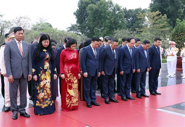 Une délégation de Hanoï rend hommage aux morts pour la Patrie. Photo : VNA.