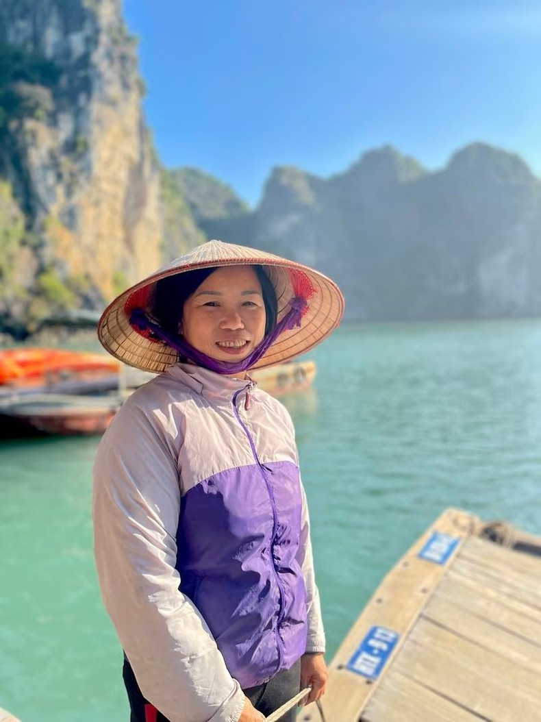 Une femme locale emmène les touristes sur de petits bateaux en bambou autour du village de Vung Viêng. Photo : Charukesi Ramadurai Une femme locale emmène les touristes sur de petits bateaux en bambou autour du village de Vung Viêng. Photo : Charukesi Ramadurai
