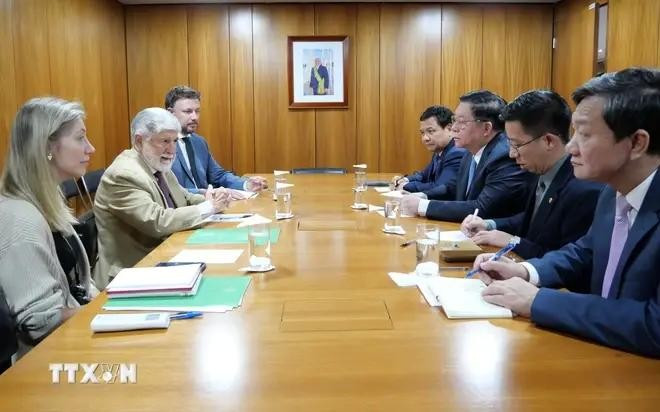 Lors de la rencontre avec le conseiller présidentiel brésilien Celso Amorim. Photo : VNA. Lors de la rencontre avec le conseiller présidentiel brésilien Celso Amorim. Photo : VNA.