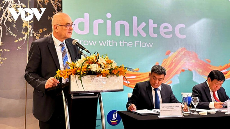 Le directeur général de l’Association des machines de transformation et d’emballage des produits alimentaires d’Allemagne (VDMA), Richard Clemens, a prévu que la consommation de boissons alcoolisées au Vietnam augmenterait de près de 50 %, passant de 4,3 milliards de litres à 6,5 milliards de litres d’ici 2028, soit le taux de croissance le plus élevé parmi les 10 plus grands marchés d’Asie. Photo: VOV. Le directeur général de l’Association des machines de transformation et d’emballage des produits alimentaires d’Allemagne (VDMA), Richard Clemens, a prévu que la consommation de boissons alcoolisées au Vietnam augmenterait de près de 50 %, passant de 4,3 milliards de litres à 6,5 milliards de litres d’ici 2028, soit le taux de croissance le plus élevé parmi les 10 plus grands marchés d’Asie. Photo: VOV.