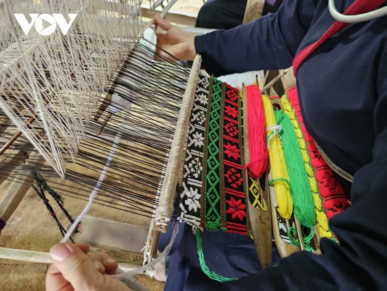 Le tissage du brocart demande de la persévérance, des mains habiles ainsi que la créativité des artisans. Photo: VOV.