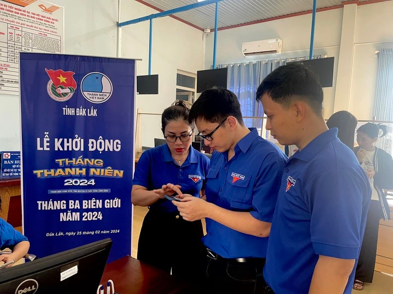 Des jeunes volontaires aident les habitants dans les zones frontalières à se familiariser avec les plateformes administratives en ligne telles que le système d’identification citoyenne électronique, la sécurité sociale, le carnet sanitaire numérique ou les transactions virtuelles. Photo : NDEL.