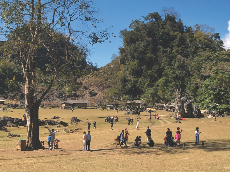 Hang Táu est de plus en plus connu des touristes grâce à des politiques favorables au développement du tourisme communautaire. Photo : VNA Hang Táu est de plus en plus connu des touristes grâce à des politiques favorables au développement du tourisme communautaire. Photo : VNA