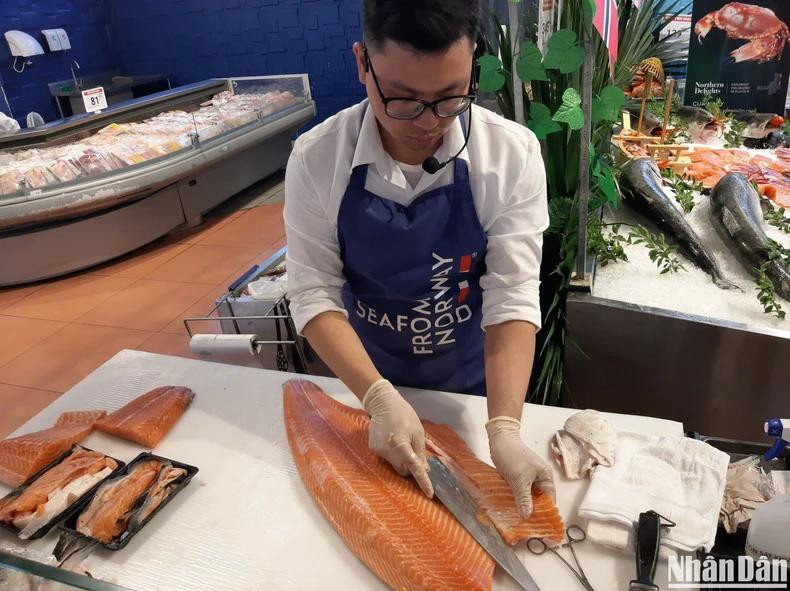 Selon le Conseil norvégien des produits de la mer, durant la période 2020 – 2023, le Vietnam a été le marché d’Asie du Sud-Est avec le taux de croissance le plus élevé en termes de valeur d’importations de fruits de mer en provenance de Norvège. Photo: NDEL. Selon le Conseil norvégien des produits de la mer, durant la période 2020 – 2023, le Vietnam a été le marché d’Asie du Sud-Est avec le taux de croissance le plus élevé en termes de valeur d’importations de fruits de mer en provenance de Norvège. Photo: NDEL.