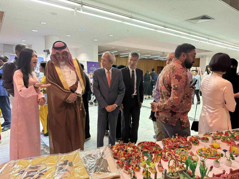Le programme attire l'attention des visiteurs avec des œuvres d'art laqué raffinées, des démonstrations de peintures populaires Dong Ho uniques ainsi que la promotion des saveurs distinctives de la cuisine vietnamienne. Photo : Ambassade du Vietnam en Arabie Saoudite. Le programme attire l'attention des visiteurs avec des œuvres d'art laqué raffinées, des démonstrations de peintures populaires Dong Ho uniques ainsi que la promotion des saveurs distinctives de la cuisine vietnamienne. Photo : Ambassade du Vietnam en Arabie Saoudite.