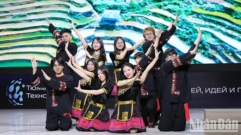 Les jeunes Vietnamiens et Russes servent de passerelle importante pour approfondir les relations d’amitié traditionnelle et de coopération stratégique intégrale entre les deux pays et les deux peuples. Photo : NDEL. Les jeunes Vietnamiens et Russes servent de passerelle importante pour approfondir les relations d’amitié traditionnelle et de coopération stratégique intégrale entre les deux pays et les deux peuples. Photo : NDEL.