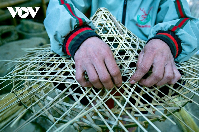 La couche extérieure déterminera l’esthétique du chapeau fini, elle est donc fabriquée très méticuleusement.