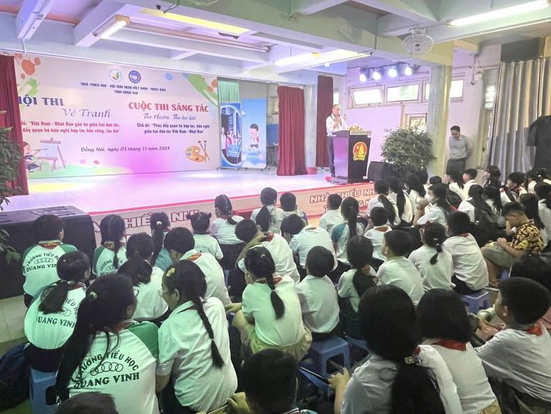 Lors du concours, les enfants participants ont l’occasion de démontrer leur compréhension sur l’amitié traditionnelle entre les peuples vietnamien et japonais, les particularités culturelles et la beauté majestueuse des paysages naturels des deux pays à travers leur talent de peinture. Photo : thoidai.com.vn Lors du concours, les enfants participants ont l’occasion de démontrer leur compréhension sur l’amitié traditionnelle entre les peuples vietnamien et japonais, les particularités culturelles et la beauté majestueuse des paysages naturels des deux pays à travers leur talent de peinture. Photo : thoidai.com.vn