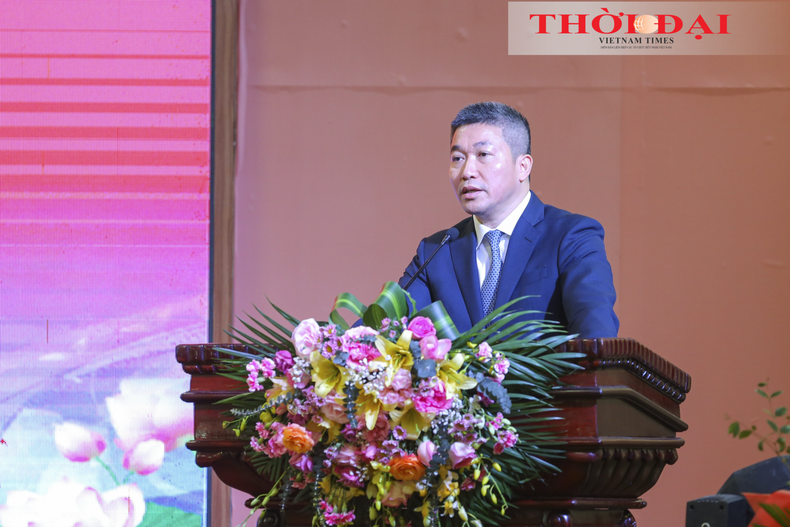 Le président de l'Union des organisations d'amitié du Vietnam, Phan Anh Son, a hautement apprécié les contributions actives de l'Association d'amitié Vietnam – Laos et de ses membres répartis dans 39 provinces et villes vietnamiennes à l’approfondissement des relations spéciales Vietnam – Laos, notamment en matière de diplomatie populaire. Photo : thoidai. Le président de l'Union des organisations d'amitié du Vietnam, Phan Anh Son, a hautement apprécié les contributions actives de l'Association d'amitié Vietnam – Laos et de ses membres répartis dans 39 provinces et villes vietnamiennes à l’approfondissement des relations spéciales Vietnam – Laos, notamment en matière de diplomatie populaire. Photo : thoidai.