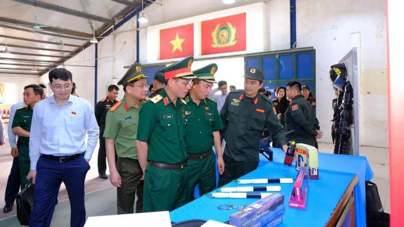 La délégation de la Commission de la défense, de la sécurité et des affaires étrangères de l'Assemblée nationale du Vietnam visite l'exposition de véhicules, d'équipements et d'installations de l’unité de police de maintien de la paix no 1. Photo : NDEL La délégation de la Commission de la défense, de la sécurité et des affaires étrangères de l'Assemblée nationale du Vietnam visite l'exposition de véhicules, d'équipements et d'installations de l’unité de police de maintien de la paix no 1. Photo : NDEL
