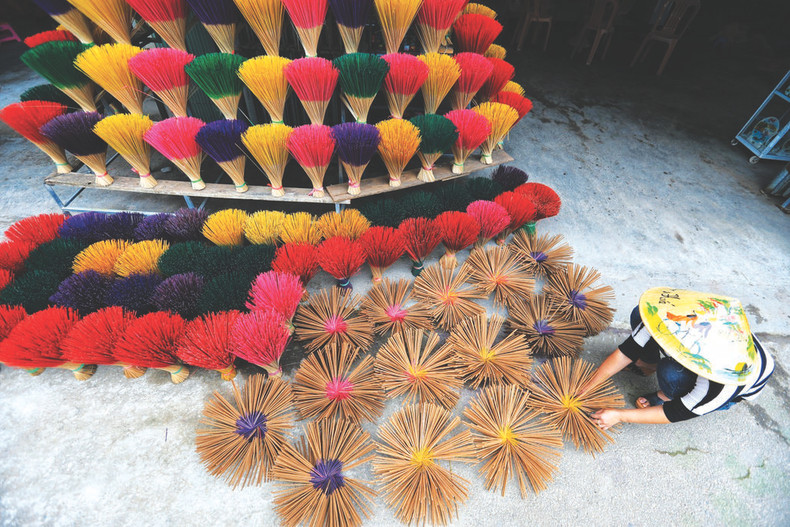 L’encens du village de Thuy Xuân est réputé pour son parfum envoûtant. L’encens du village de Thuy Xuân est réputé pour son parfum envoûtant.