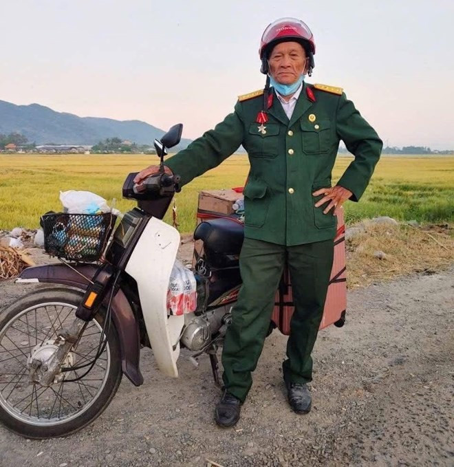 M. Tran Van Thanh a commencé son voyage le 17 avril, au départ de la ville de Vinh. Chaque jour, il a parcouru de 150 à 200 km. Sur le chemin vers Hô Chi Minh-Ville, il s’est arrêté pour brûler de l'encens à la mémoire de ses camarades dans des cimetières des martyrs. M. Tran Van Thanh a commencé son voyage le 17 avril, au départ de la ville de Vinh. Chaque jour, il a parcouru de 150 à 200 km. Sur le chemin vers Hô Chi Minh-Ville, il s’est arrêté pour brûler de l'encens à la mémoire de ses camarades dans des cimetières des martyrs.