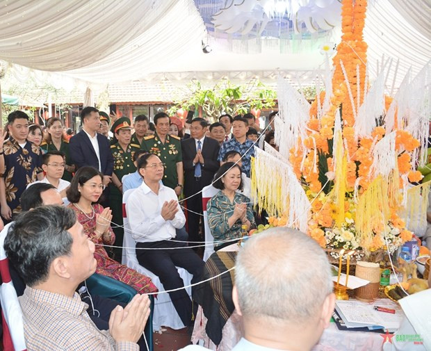 Des dirigeants du Parti et de l'État vietnamiens lors de la célébration de la fête laotienne Bunpimay à l'ambassade du Laos à Hanoï. Photo : VNA.