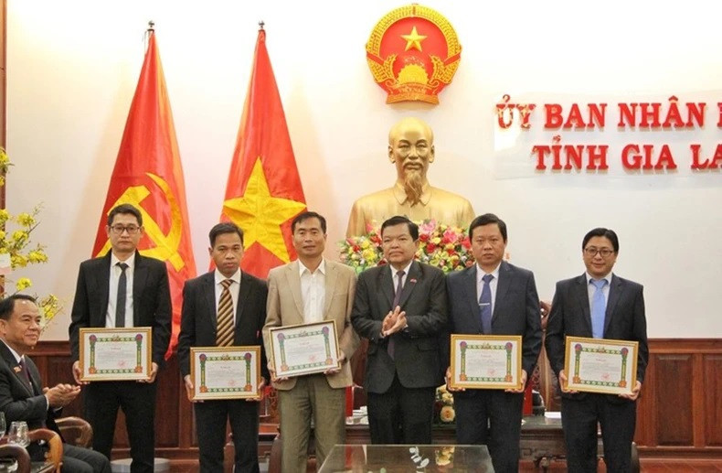 Remise des certificats de mérite de la province de Champasak aux collectifs et individus de la province de Gia Lai ayant eu des contributions actives à la promotion de la coopération bilatérale. Photo : NDEL. Remise des certificats de mérite de la province de Champasak aux collectifs et individus de la province de Gia Lai ayant eu des contributions actives à la promotion de la coopération bilatérale. Photo : NDEL.