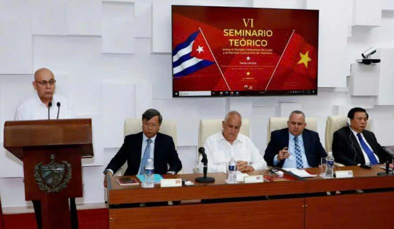 Roberto Morales Ojeda, membre du Bureau politique et permanent du Secrétariat du PCC (debout), souligne la signification importante du 6e colloque théorique entre les deux Partis. Photo : Ambassade du Vietnam à Cuba.