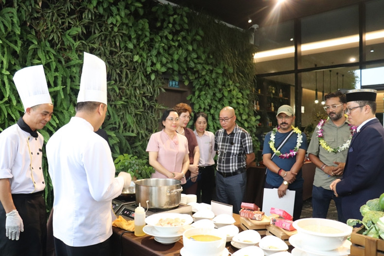 Un groupe de touristes indiens découvre un spectacle d'art culinaire halal. Photo : quangninh.gov.vn.