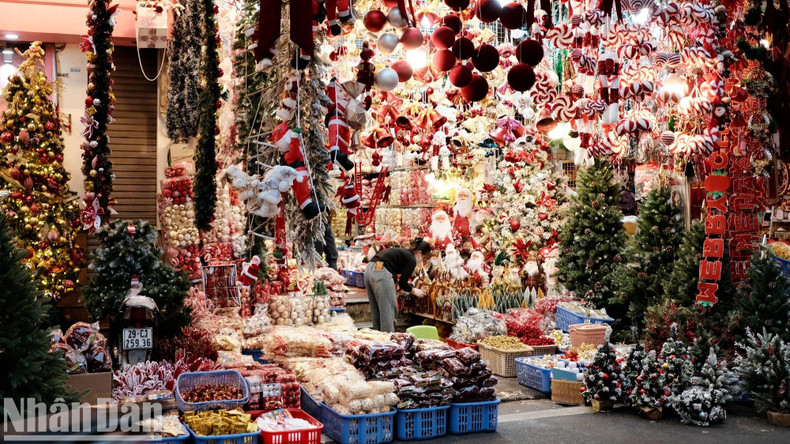 C’est aussi l’occasion pour les gens de s’amuser et d’admirer la belle scène de Noël. Noël est actuellement considéré comme une fête pour tous. Photo : Trung Hieu/NDEL. C’est aussi l’occasion pour les gens de s’amuser et d’admirer la belle scène de Noël. Noël est actuellement considéré comme une fête pour tous. Photo : Trung Hieu/NDEL.
