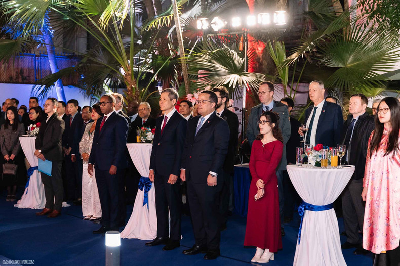 La cérémonie a vu la présence de nombreux ambassadeurs et chefs des corps diplomatiques étrangers au Vietnam. Photo: baoquocte.vn