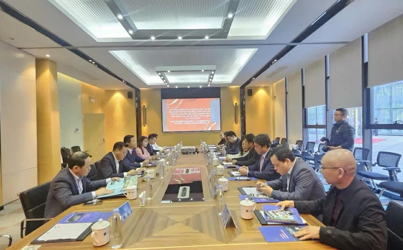 Lors de la séance de travail entre la délégation de la province de Bac Ninh et les responsables du groupe chinois de Songshan Lake, le 24 février à Dongguan, province du Guangdong. Photo : baoquocte.vn Lors de la séance de travail entre la délégation de la province de Bac Ninh et les responsables du groupe chinois de Songshan Lake, le 24 février à Dongguan, province du Guangdong. Photo : baoquocte.vn