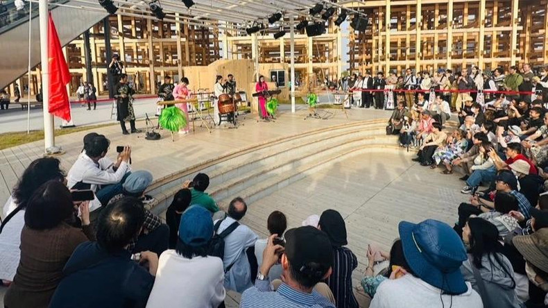 Les visiteurs internationaux ont l’occasion de profiter des numéros artistiques imprégnés de l’identité culturelle des trois régions du Vietnam. Photo : ministère vietnamien de la Culture, des Sports et du Tourisme Les visiteurs internationaux ont l’occasion de profiter des numéros artistiques imprégnés de l’identité culturelle des trois régions du Vietnam. Photo : ministère vietnamien de la Culture, des Sports et du Tourisme