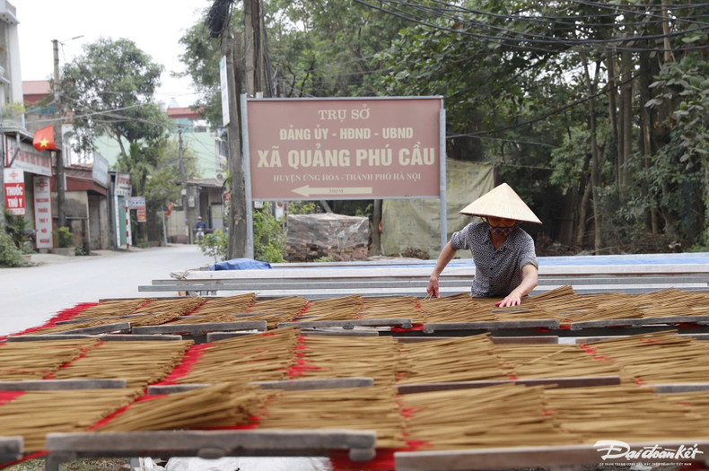 À l’approche du Nouvel An lunaire, le village de Quang Phu Cau s’anime et regorge de bouquets de bâtons d’encens. Sa technique de fabrication est un artisanat centenaire dont le savoir-faire se transmet de génération en génération. Photo: daidoanket.vn. À l’approche du Nouvel An lunaire, le village de Quang Phu Cau s’anime et regorge de bouquets de bâtons d’encens. Sa technique de fabrication est un artisanat centenaire dont le savoir-faire se transmet de génération en génération. Photo: daidoanket.vn.