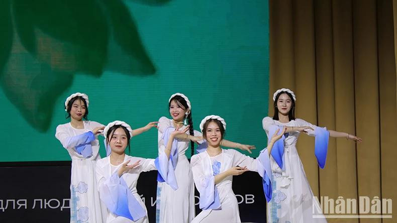 Un numéro artistique interprété par des étudiants vietnamiens à Tioumen. Photo : NDEL. Un numéro artistique interprété par des étudiants vietnamiens à Tioumen. Photo : NDEL.