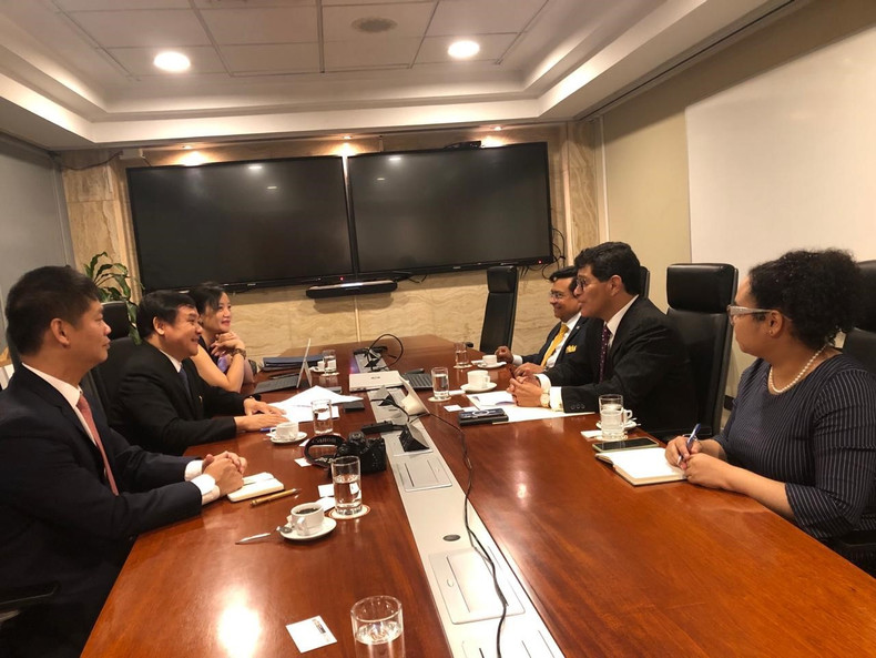 Lors d'une séance de travail entre l'ambassadeur vietnamien Bui Van Nghi et les responsables du ministère péruvien des Affaires étrangères. Photo : Ambassade du Vietnam au Brésil. Lors d'une séance de travail entre l'ambassadeur vietnamien Bui Van Nghi et les responsables du ministère péruvien des Affaires étrangères. Photo : Ambassade du Vietnam au Brésil.