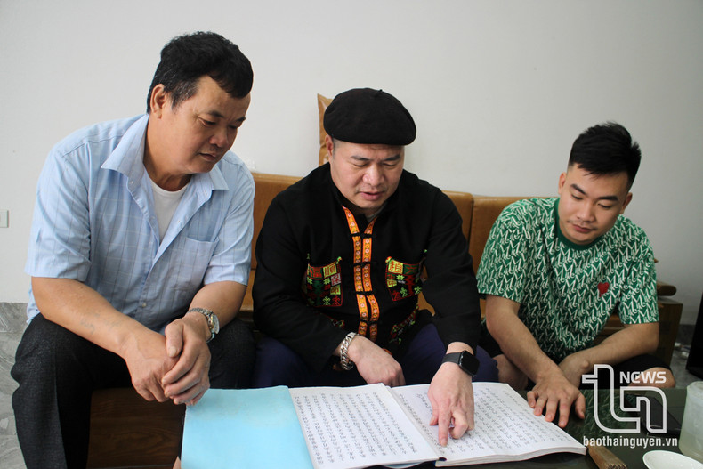 M. Trieu Van Thuan, qui a une grande passion avec l’écriture Nom-Dao (au centre), a souligné l'importance de transmettre aux jeunes Dao les connaissances indigènes et les particularités uniques de cette écriture. Photo : thainguyen.gov.vn. M. Trieu Van Thuan, qui a une grande passion avec l’écriture Nom-Dao (au centre), a souligné l'importance de transmettre aux jeunes Dao les connaissances indigènes et les particularités uniques de cette écriture. Photo : thainguyen.gov.vn.