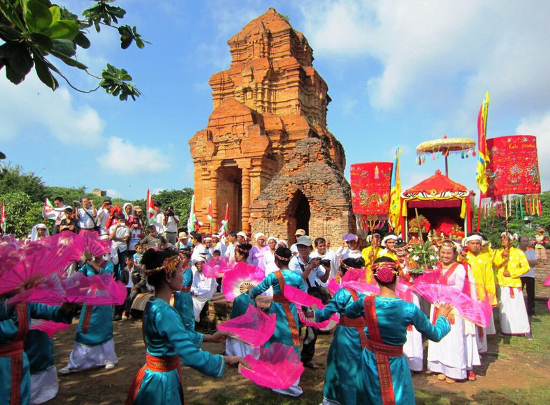 La Fête de la déesse Ponagar a été reconnue comme patrimoine culturel immatériel national par le ministère de la Culture, des Sports et du Tourisme en 2012. La Fête de la déesse Ponagar a été reconnue comme patrimoine culturel immatériel national par le ministère de la Culture, des Sports et du Tourisme en 2012.