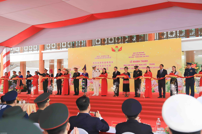 Cérémonie d'inauguration de la maison culturelle d’amitié dans la commune de Ban Phiêt, district de Bao Thang. Photo: baoquocte.vn.