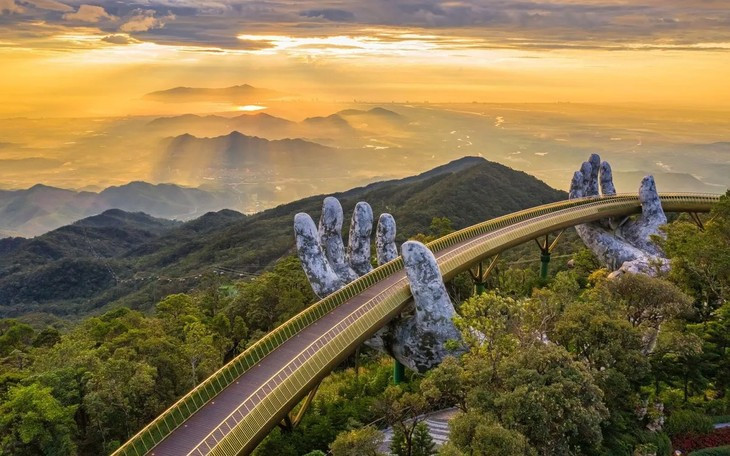 La ville de Dà Nang (au centre) devient la troisième destination au Vietnam desservie par Emirates Airlines pour ses opérations aériennes, après Hanoi et Hô Chi Minh Ville. La ville de Dà Nang (au centre) devient la troisième destination au Vietnam desservie par Emirates Airlines pour ses opérations aériennes, après Hanoi et Hô Chi Minh Ville.