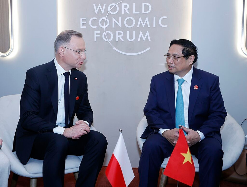 Le Premier ministre vietnamien Pham Minh Chinh (droite) et son homologue polonais Donald Tusk, lors d'une rencontre en juin 2024 en Chine. Photo: VNA. Le Premier ministre vietnamien Pham Minh Chinh (droite) et son homologue polonais Donald Tusk, lors d'une rencontre en juin 2024 en Chine. Photo: VNA.